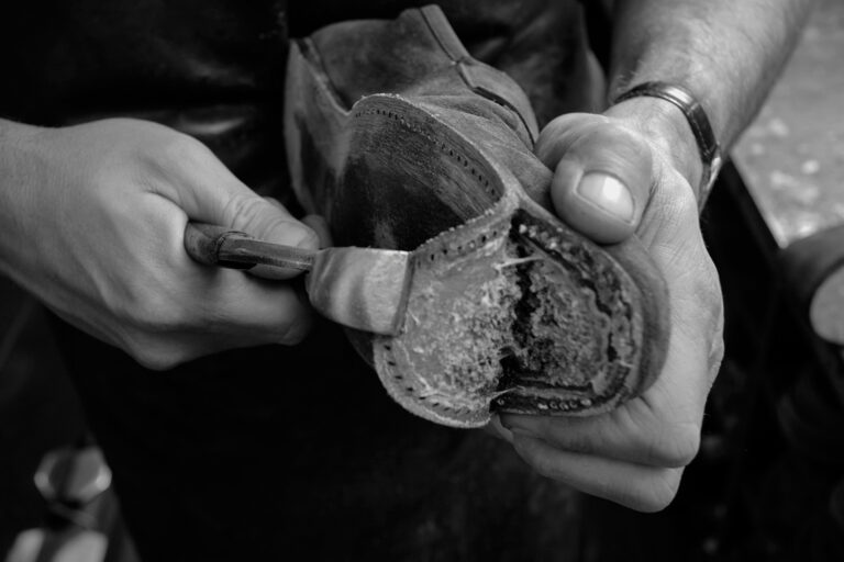 Schoenmaker verwijderen leren zool - The Royal Treatment