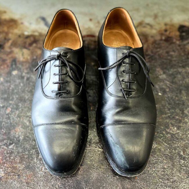 Schoenrenovatie weg polijsten beschadigingen Crockett and Jones Hallam - The Royal Treatment