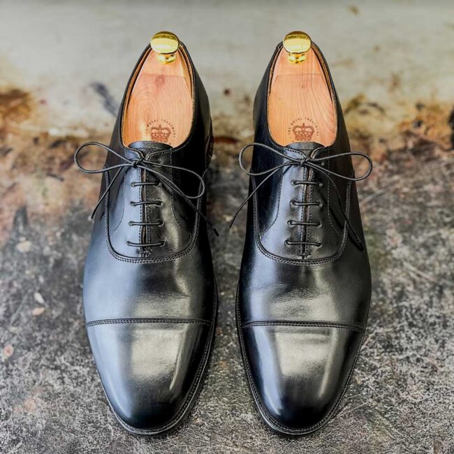 Schoenrenovatie weg polijsten beschadigingen Crockett and Jones Hallam - The Royal Treatment