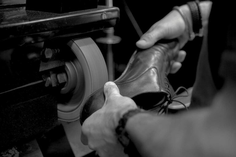 Zorgvuldig strippen leren zool - The Royal Treatment